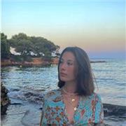 Étudiante qui a eu son bac aimé aider les enfants à l’école